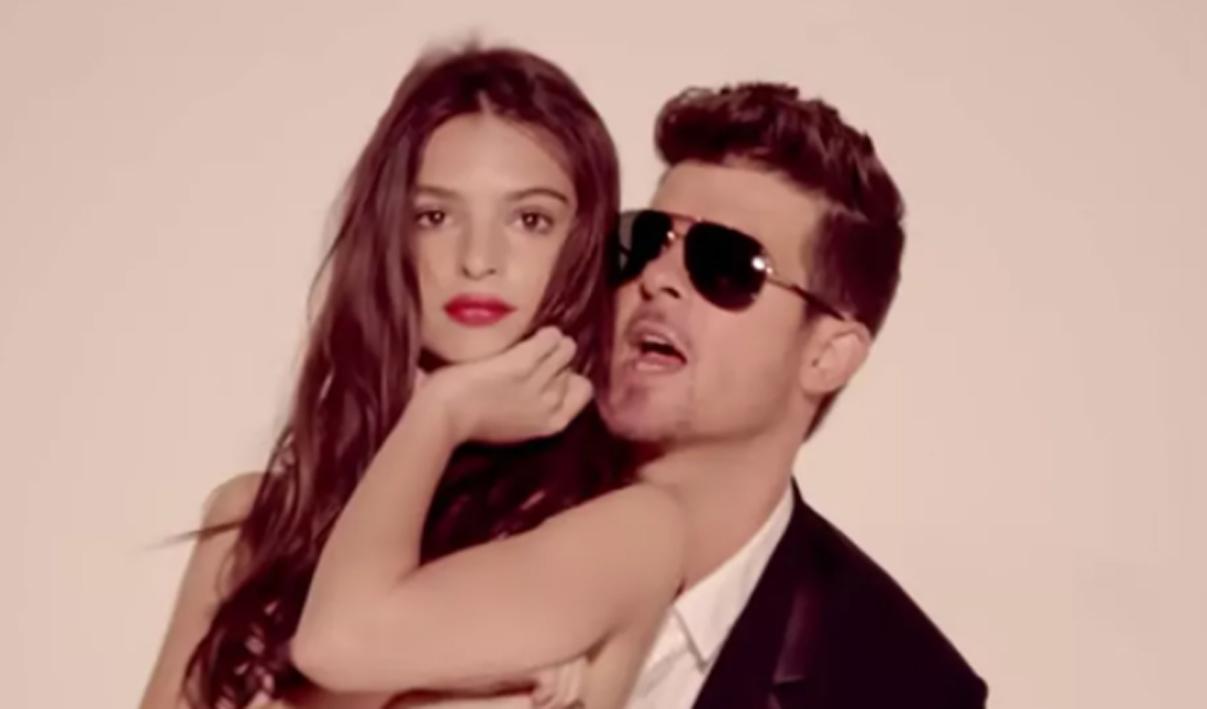 Emily Ratajkowski tố&nbsp;Robin Thicke sàm sỡ cô khi quay MV