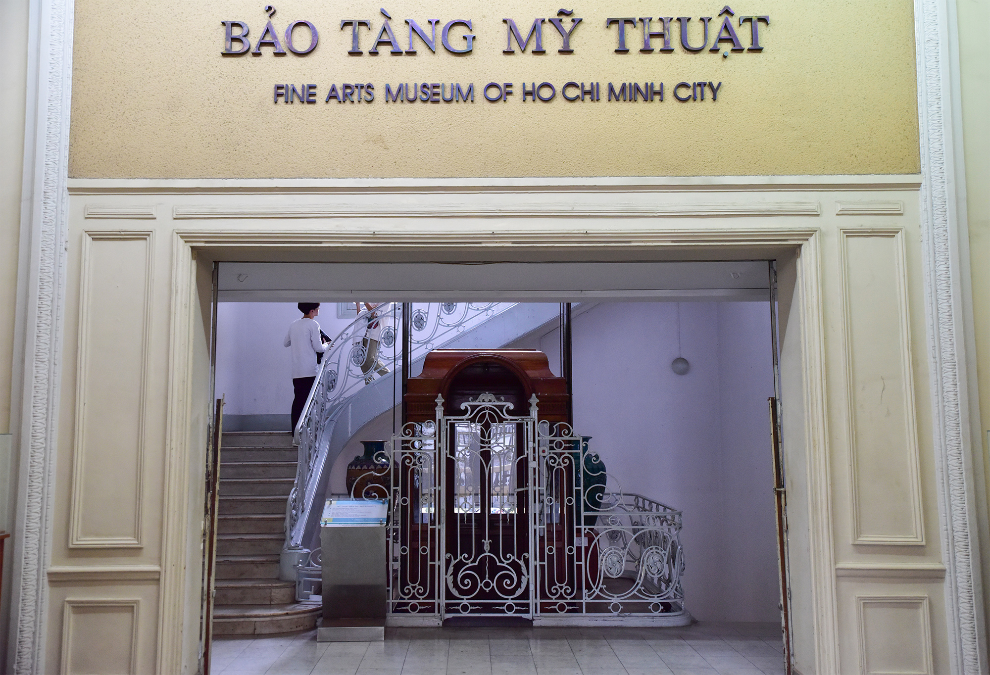 Dinh thự 4 tầng (gồm 1 tầng trệt và 3 tầng trên) này là công trình đầu tiên ở Sài Gòn có thang máy. Một hạng mục cực kỳ xa xỉ ở Việt Nam thời bấy giờ.