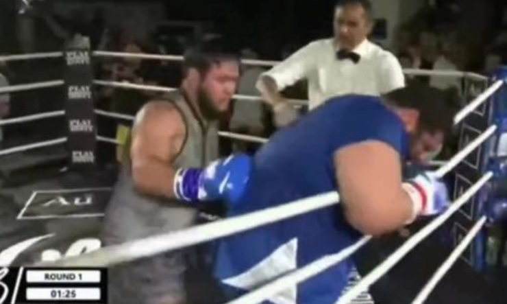 "Hulk Iran" (áo xanh) thiếu kĩ năng chơi Boxing nên không thể đấu lại võ sĩ Kazakhstan
