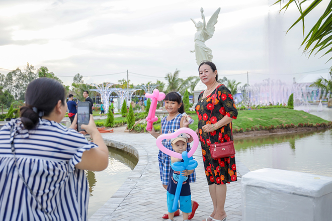 Không chỉ thu hút giới trẻ, hàng trăm đại gia đình của nhiều tỉnh miền Tây lân cận cũng đến tham quan, check-in công viên ánh sáng hàng đầu ĐBSCL tại dự án The Venice City.