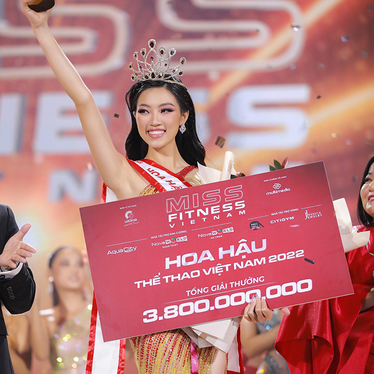 Đoàn Thu Thủy đã xuất sắc vượt qua 29 thí sinh còn lại để giành vương miện Hoa hậu Thể thao Việt Nam trong đêm chung kết diễn ra tối 31/7.