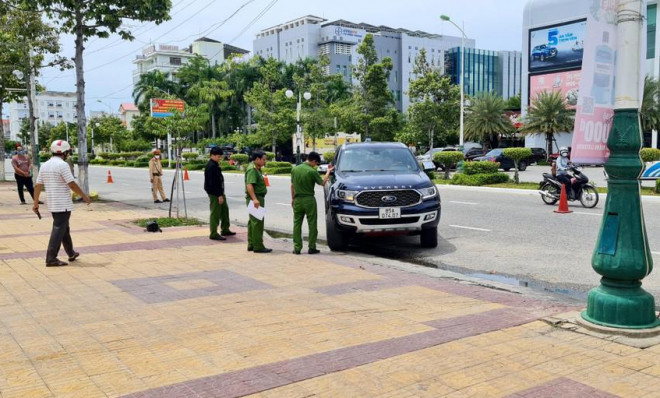 Công an thực nghiệm hiện trường vụ tai nạn. Ảnh: ĐK.