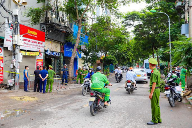 Sáng 2-8, lực lượng chức năng căng dây xung quanh bảo vệ hiện trường vụ cháy