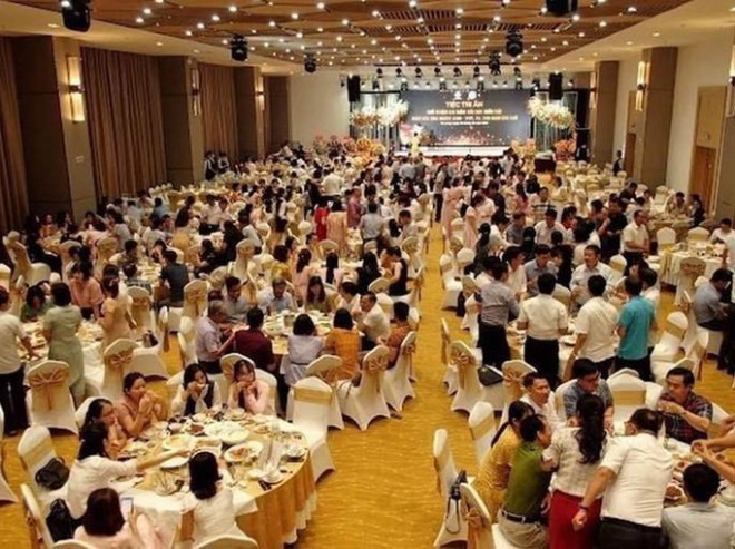 Vị cựu Giám đốc CDC Quảng Ninh cho biết hình ảnh rất đông người dự tiệc này là liên quan chính đến chương trình hội nghị về y học chứ không phải chỉ để chia tay, tri ân ông về này về hưu.