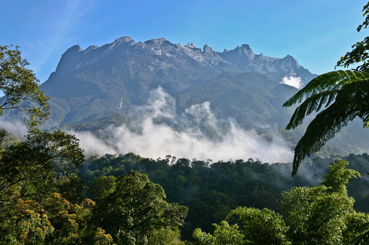 Vườn quốc gia Kinabalu, Malaysia: Công viên Kinabalu nằm ở độ cao 4000m so với mực nước biển. Nằm ở trung tâm của Borneo, trung tâm của vườn quốc gia này là núi&nbsp;Kinabalu, ngọn núi lớn nhất trên đảo Borneo.&nbsp;
