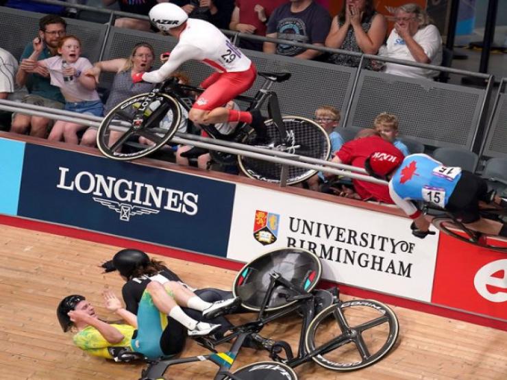 Náo loạn vụ xe đạp bay lên khán đài, nhầm đường vẫn có HCV ở Commonwealth Games