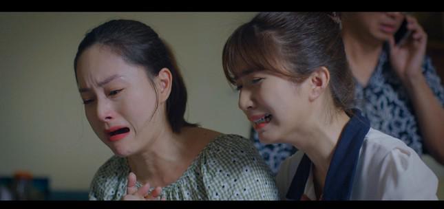 Vân Khánh và Vân Vân khóc nấc vì mẹ bất tỉnh.