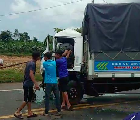 Người dân dùng xe kéo, phá ca-bin đưa tài xế xe tải mắc kẹt ra ngoài