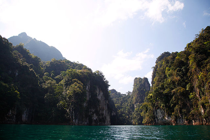 Vườn quốc gia Khao Sok, Thái Lan: Nép mình giữa bờ biển Andaman và vùng Vịnh, công viên Quốc gia Khoa Sok của Thái Lan có những thành tạo đá vôi đáng kinh ngạc và động vật hoang dã ngoạn mục. Khao Sok là nơi hoàn hảo cho những nhà thám hiểm đang tìm kiếm một số cuộc phiêu lưu dưới nước.&nbsp;
