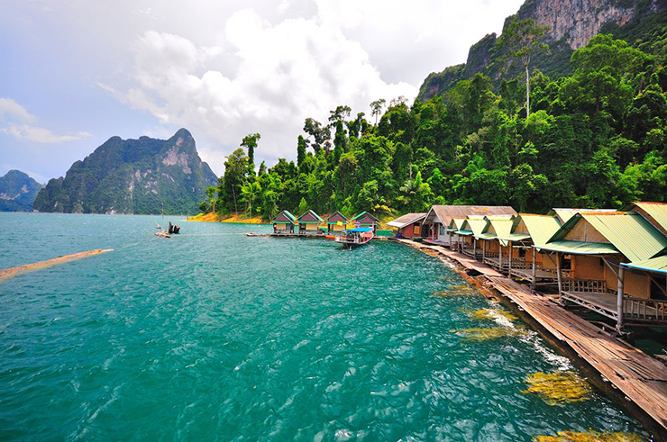 Chèo thuyền kayak, chèo xuồng và đi bè tre có lẽ là những hoạt động không thể bỏ qua&nbsp;ở Khao Sok, và trung tâm của&nbsp;cuộc phiêu lưu là những ngôi nhà bè ở hồ Cheow Larn, bao quanh là&nbsp;làn nước xanh lam và đá vôi màu ngọc lục bảo.&nbsp;
