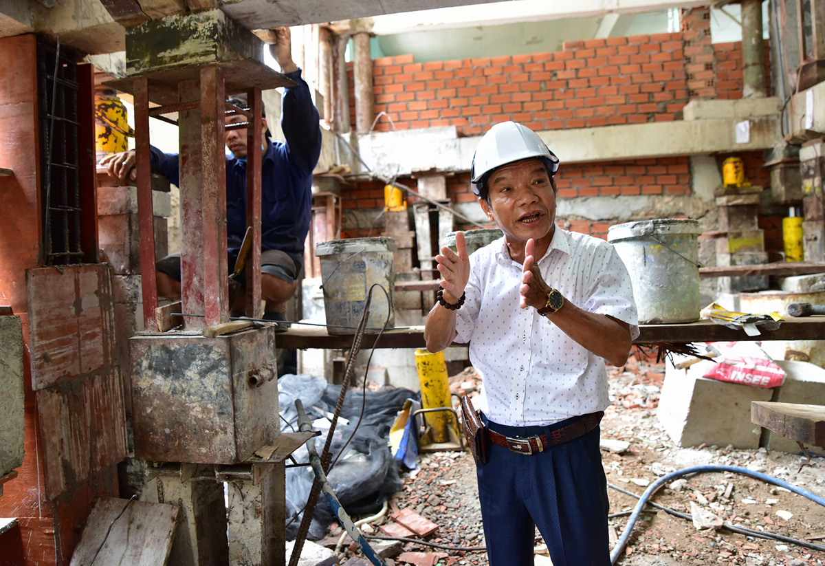 Ông Nguyễn Văn Cư cho biết, điều thuận lợi khi nâng công trình này là kết cấu móng đã ổn định nên không cần đào nền, đào móng.&nbsp;“Trong quá trình nâng có trở ngại khi các kết cấu cột chịu lực không đảm bảo chất lượng kỹ thuật nên khi nâng lên được 1m thì chúng tôi phải dừng lại để gia cố toàn bộ cột tầng trệt và tầng lửng, khi đó đảm bảo an toàn mới tiếp tục nâng. Do đó công trình kéo dài đến 3 tháng mới nâng đủ theo yêu cầu”, “thần đèn” cho hay.