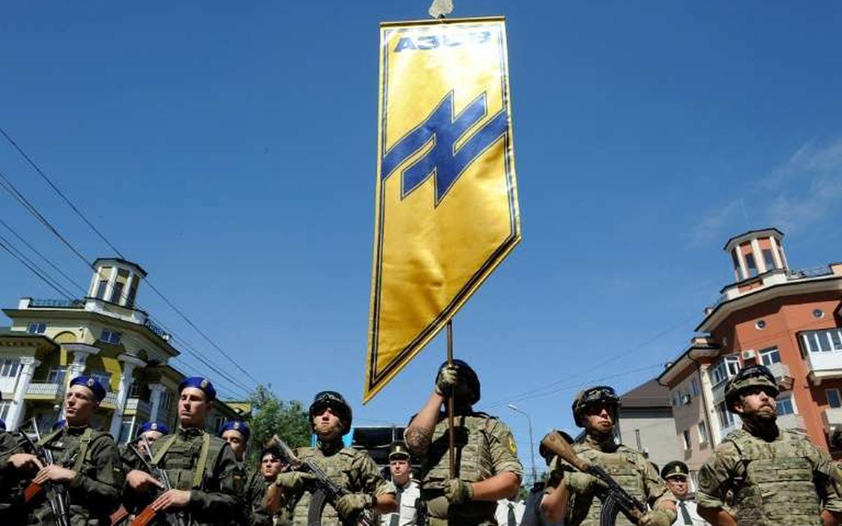 Chiến binh Azov cùng lá cờ mang biểu tượng “Wolfsangel”&nbsp;(thần sói) (ảnh: AP)