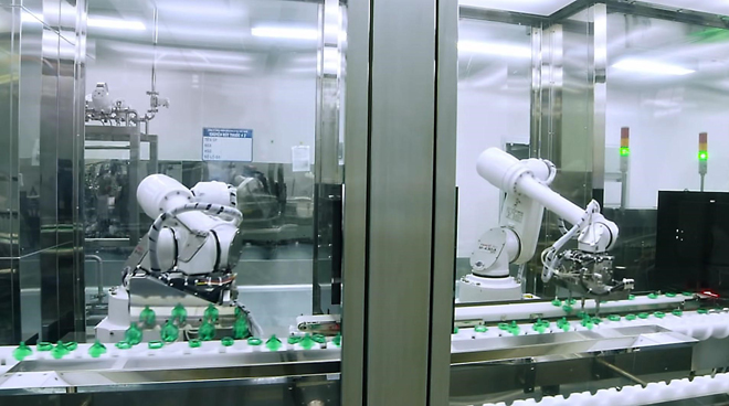 Dây chuyền sản xuất vô trùng bằng robot hiện đại tại nhà máy Rohto-Mentholatum VN, đáp ứng các tiêu chuẩn GMP của WHO, Nhật Bản và FDA Hoa Kỳ