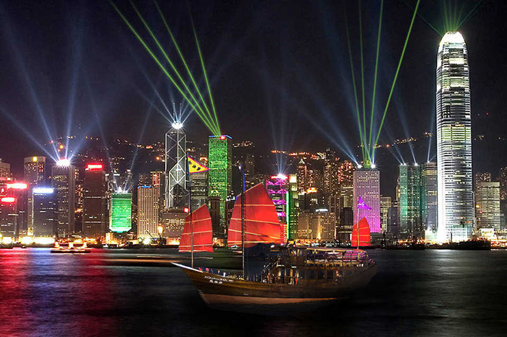 Symphony of Lights: Là một trong những “đặc sản” của Hong Kong, màn trình diễn ánh sáng này được gọi một cách mỹ miều là bản giao hưởng ánh sáng của Hong Kong.&nbsp;
