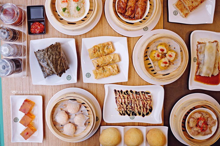 Đồ ăn Hong Kong mang đậm phong cách ẩm thực Trung Hoa với những món ăn nổi tiếng như dim sum, há cảo, hoành thánh, mì ... Ngoài ra, do một thời kỳ bị Anh đô hộ nên Hong Kong còn có những món ăn theo phong cách châu Âu, tiệc trà và các nhãn hiệu trà tốt nhất.&nbsp;
