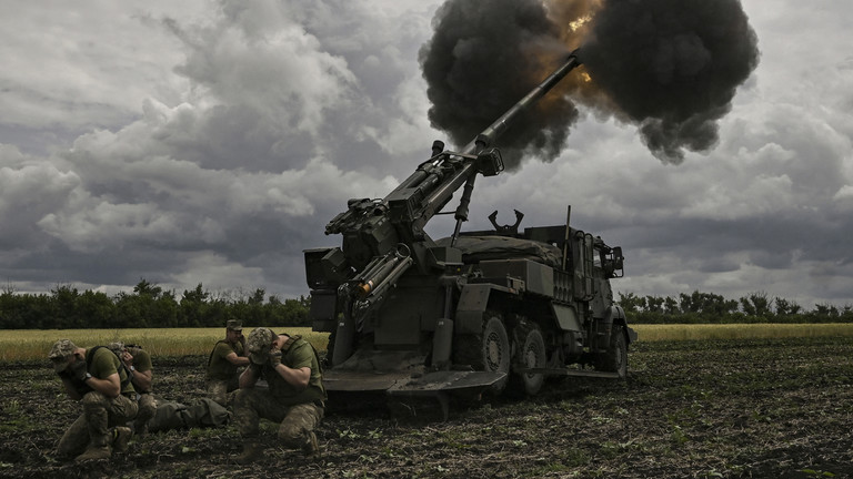 Pháo tầm xa quân đội Ukraine sử dụng ở Donbass (ảnh: CNN)