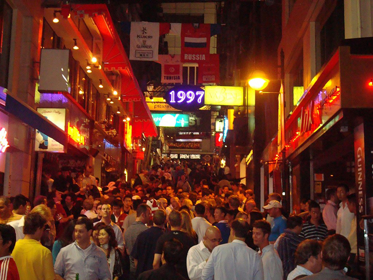 Lan Kwai Fong: Nằm ở Trung tâm trên đảo Hong Kong, con dốc nhỏ này nổi tiếng với những câu lạc bộ đêm nhộn nhịp. Trong một con phố hẹp hình chữ L, có 90 nhà hàng và quán bar.&nbsp;
