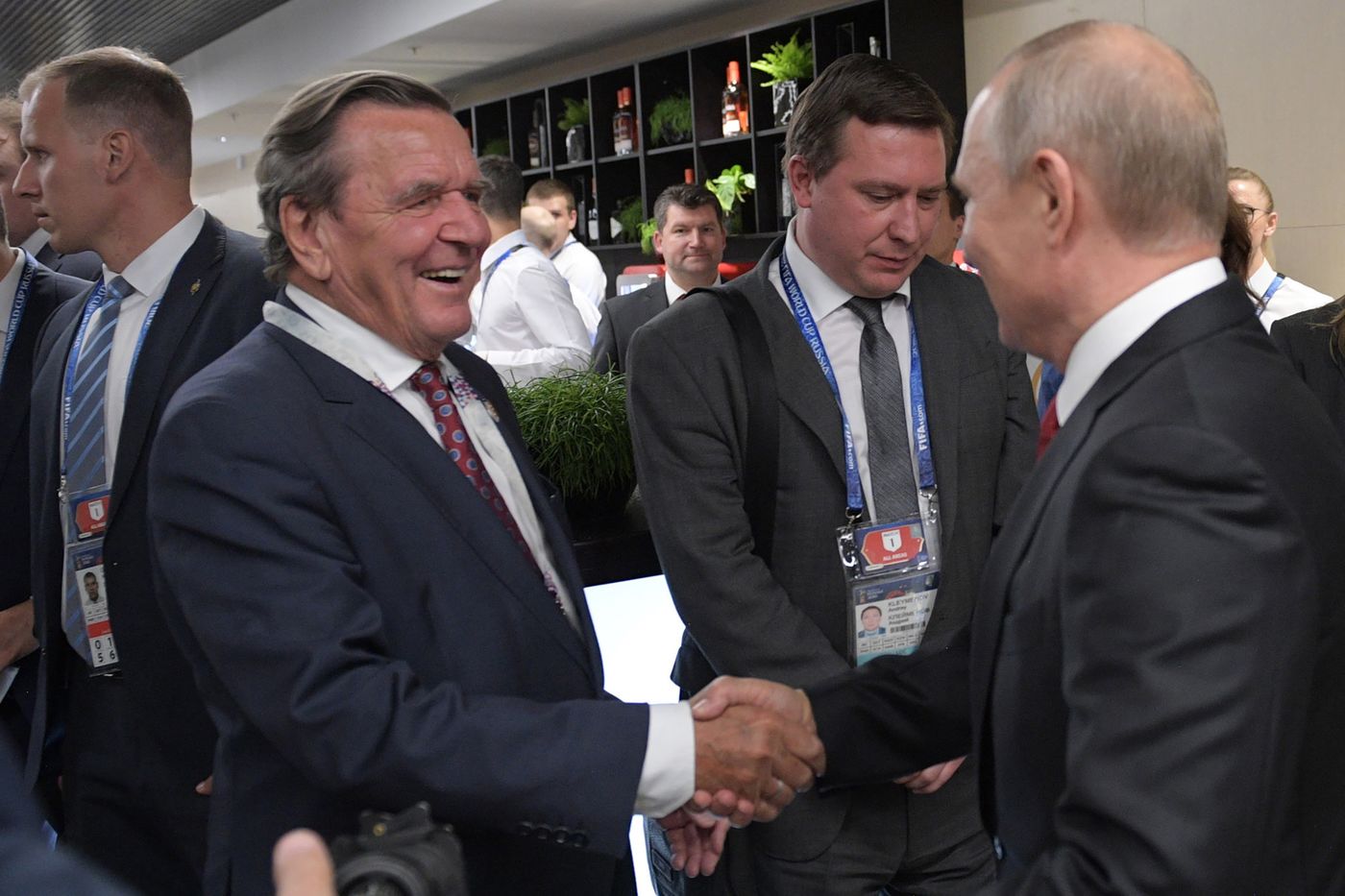 Ông&nbsp;Schroeder (trái)&nbsp;gặp Tổng thống Nga Vladimir Putin vào năm 2018.