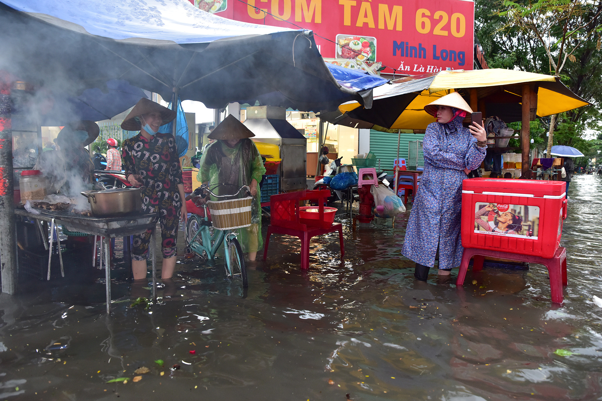 Các hàng quán bên đường việc buôn bán bị ngưng trệ. Đến 18h các đoạn đường này vẫn còn mênh mông nước.