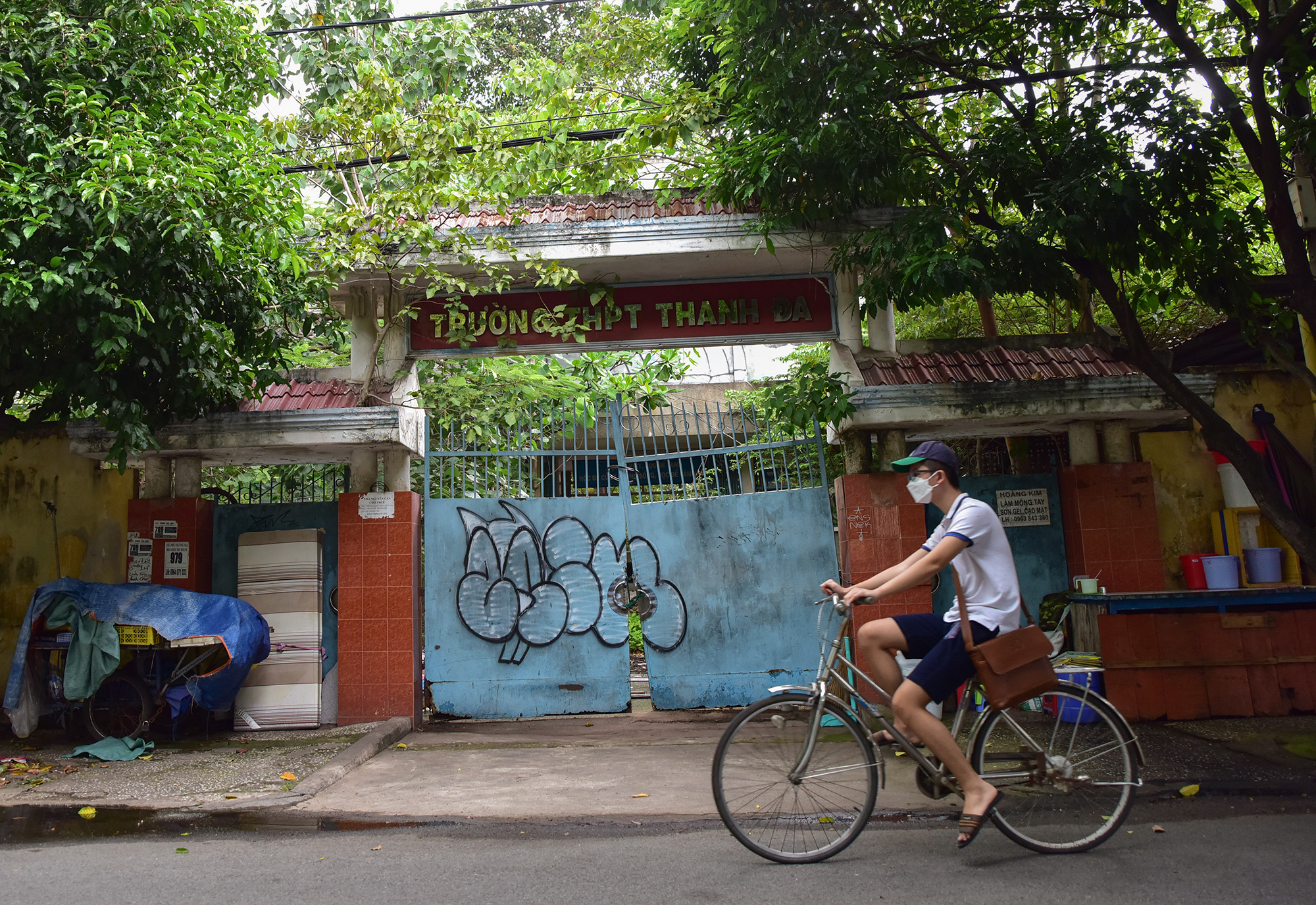 Từ năm học 2017 – 2018, trường THPT Thanh Đa chuyển sang cở sở mới trên đường Nguyễn Xí (quận Bình Thạnh, TP.HCM). Sau hơn 5 năm đóng cửa, ngôi trường này trở nên hoang phế bên cạnh các dãy cư xá Thanh Đa đang bị xuống cấp nhiều năm nay.