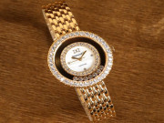 Sang chảnh như nữ hoàng Anh với thiết kế đồng hồ mới nhất 2022 từ Diamond D