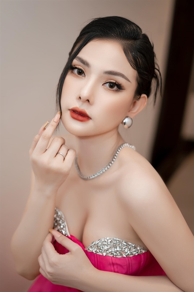 Ở tuổi 38, Thu Thủy vẫn giữ được nhan sắc trẻ trung, gợi cảm dù đã trải qua hai lần sinh nở.
