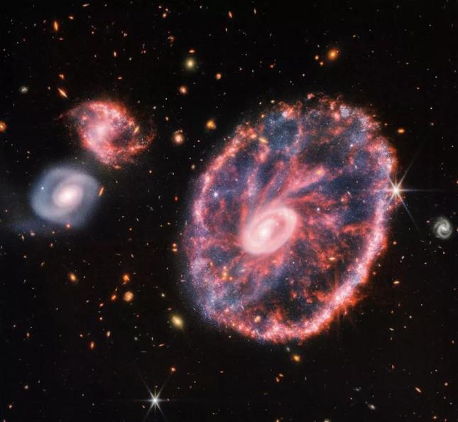 Chiêm ngưỡng Thiên hà bánh xe qua kính viễn vọng James Webb - 1