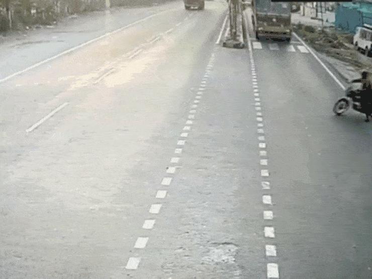 Clip: Tránh xe máy sang đường, 2 xe tải tông nhau kinh hoàng