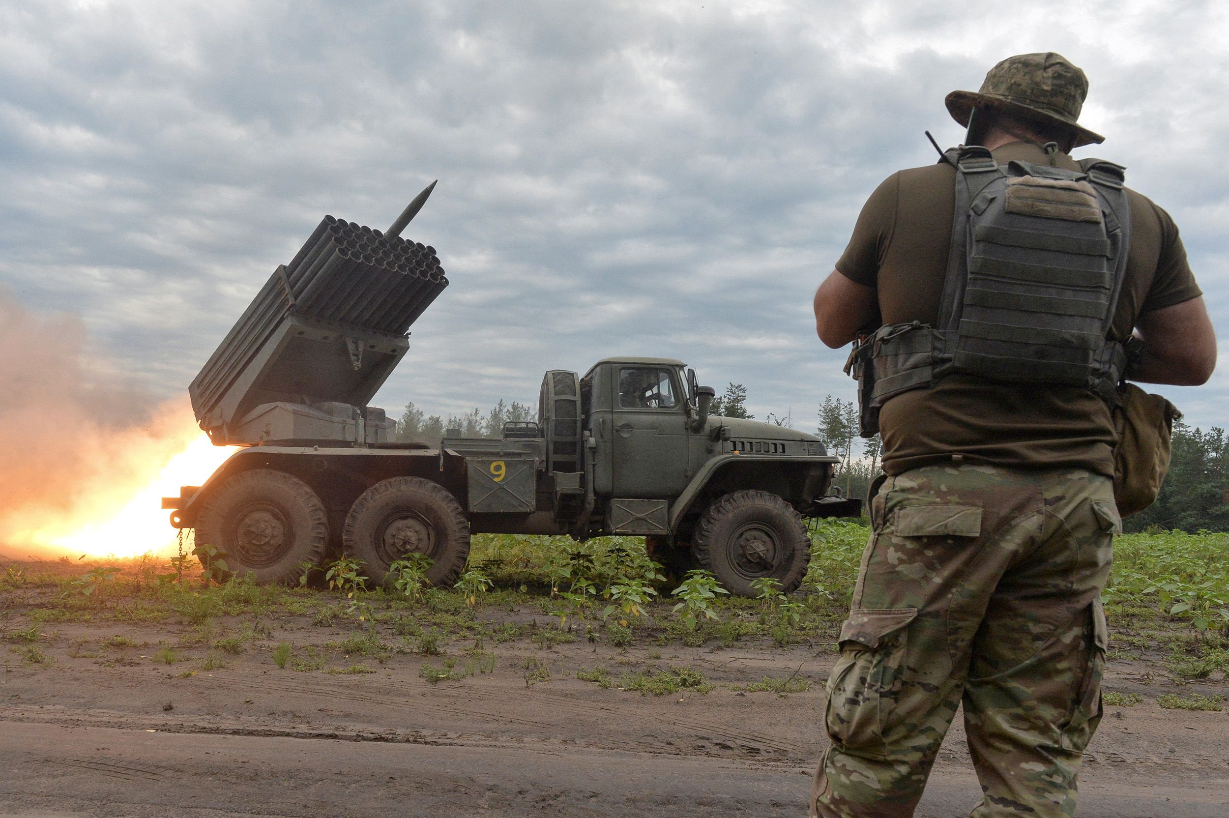 Quân đội Ukraine tấn công bằng pháo ở miền đông (ảnh: CNN)