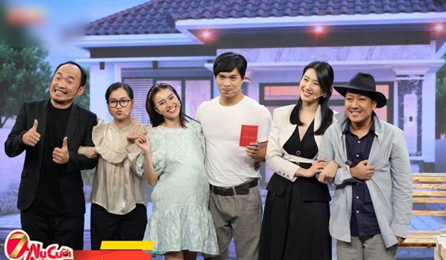 Tham gia game show &#34;7 nụ cười xuân&#34;, cô nàng cũng không ngại mang bầu giả lên truyền hình.
