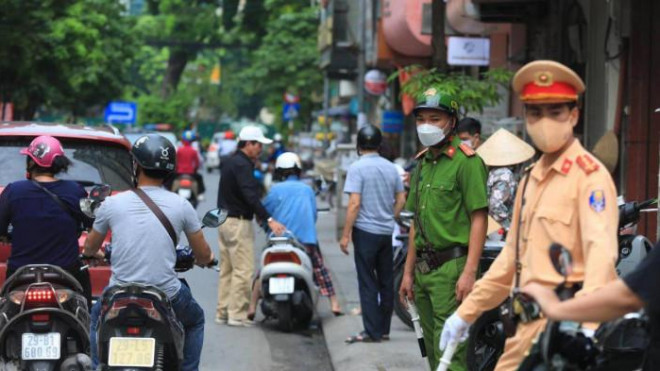 Lực lượng chức năng điều tiết giao thông, đảm bảo an ninh tại ngõ 1195 đường Láng, lối dẫn vào nhà Thượng tá Đặng Anh Quân