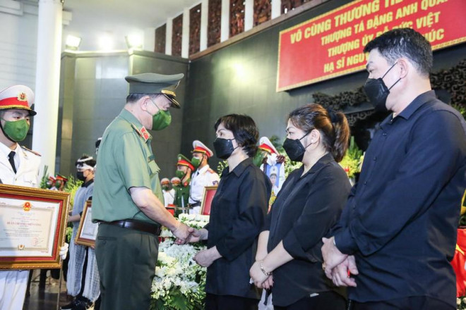 "Xin gửi tới gia đình các đồng chí lời chia buồn sâu sắc nhất trước nỗi đau thương, mất mát không gì bù đắp được. Mong các đồng chí yên giấc ngàn thu nơi cõi vĩnh hằng!” - Bộ trưởng Tô Lâm viết trong sổ tang.