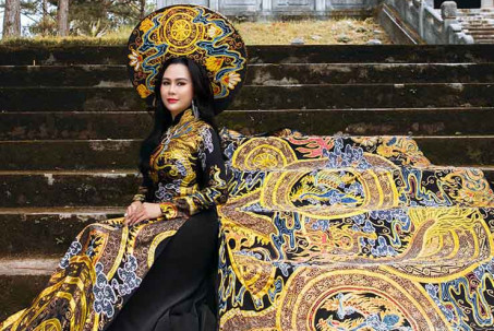 Hoa hậu Lý Kim Ngân diện áo dài nặng 20kg, đội mấn 10kg