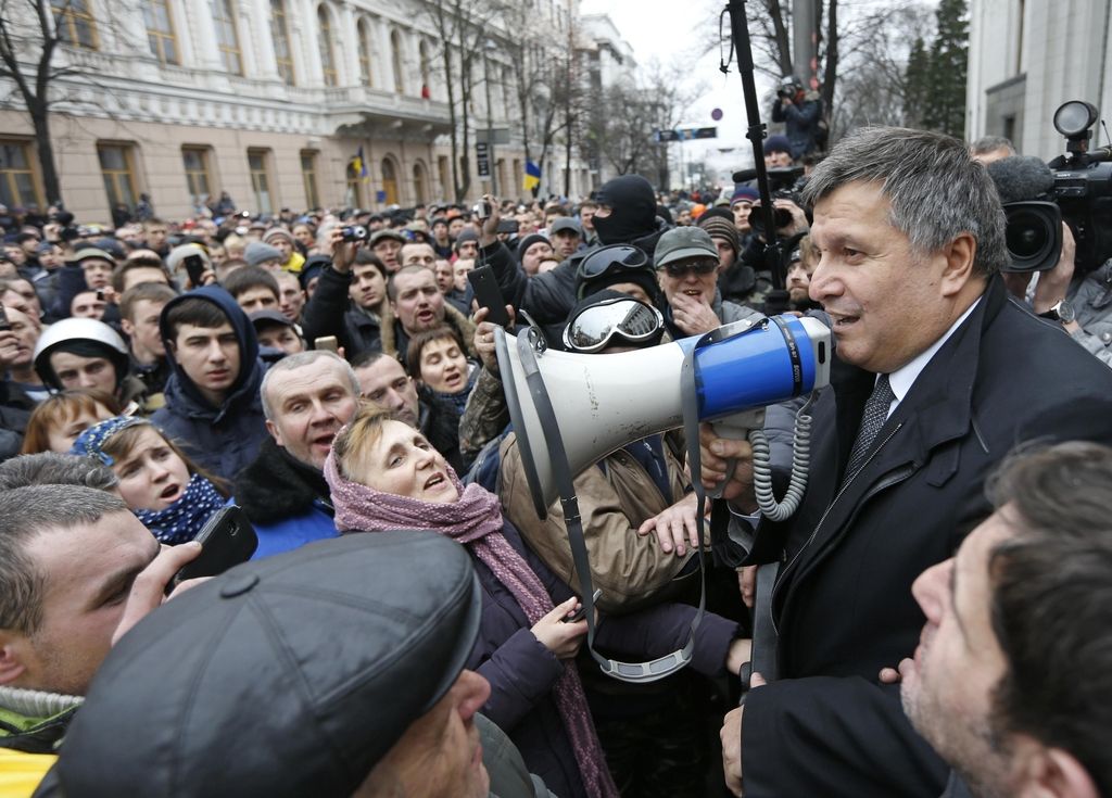 Ông Viktor Yanukovich cầm loa nói chuyện với người dân Ukraine trước khi rời khỏi đất nước (ảnh: TIME)