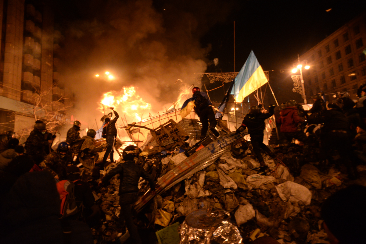 Người biểu tình đối đầu với cảnh sát ở Kiev năm 2014 (ảnh: Reuters)