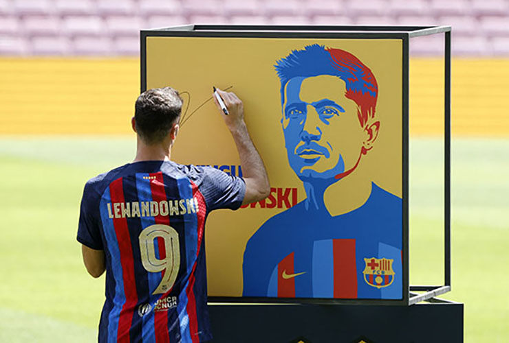 Lewandowski nhận áo số 9 của Barca