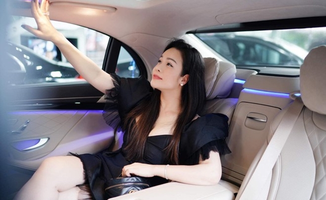 Trong năm 2020, Nhật Kim Anh gây sốt khi chưa đầy 1 năm đã tậu liên tiếp 3 xế hộp, bao gồm: Range Rover giá khoảng 3 tỉ đồng, Limousine phiên bản mới 2020 có giá khoảng 2 tỷ đồng, Mercedes S450 Luxury có giá khoảng 5 tỷ đồng.
