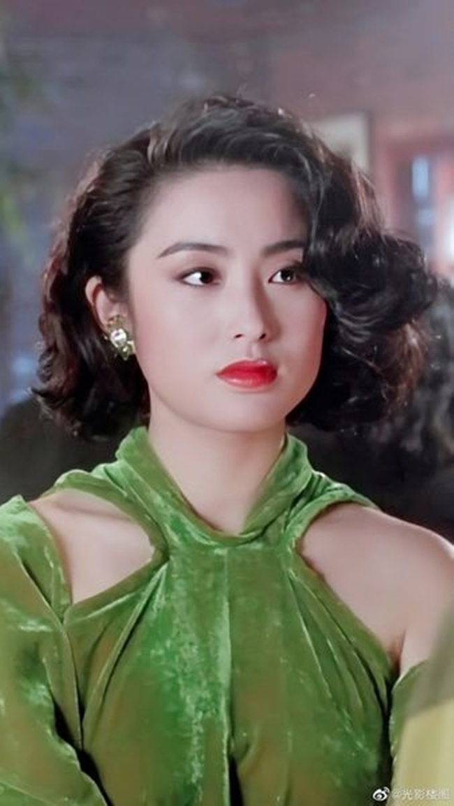 Theo HK01, thời điểm đóng Thần bài 1, Trương Mẫn vẫn là "lính mới" trong làng giải trí, vai diễn của cô cũng có ít đất diễn. Dù nhân vật của cô hết vai sớm nhưng vì nhan sắc quyến rũ, khí chất hơn người nên chỉ có vài cảnh quay nhưng mỹ nhân sinh năm 1968 vẫn để lại ấn tượng với khán giả.
