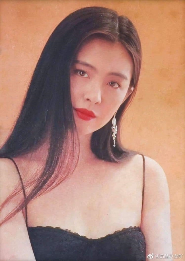 Vương Tổ Hiền được mệnh danh ngọc nữ nhờ khí chất thoát tục, trang nhã. Ngoài ra, nữ diễn viên sinh năm 1967 còn được mệnh danh là Đệ nhất mỹ nhân châu Á nhờ vẻ đẹp hiếm có khó tìm trong làng giải trí.
