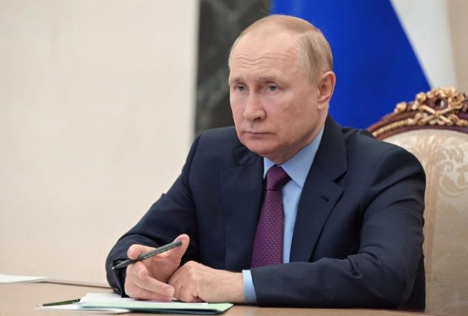 Tổng thống Vladimir Putin ký và công bố Sắc lệnh hôm 5-6. Ảnh:Reuters