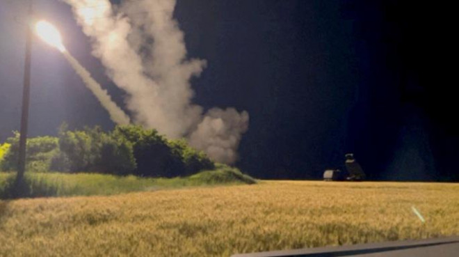 Hệ thống pháo phản lực cơ động cao M142 (HIMARS) do Mỹ cung cấp khai hỏa ở một địa điểm không được tiết lộ ở Ukraine. Ảnh: Reuters