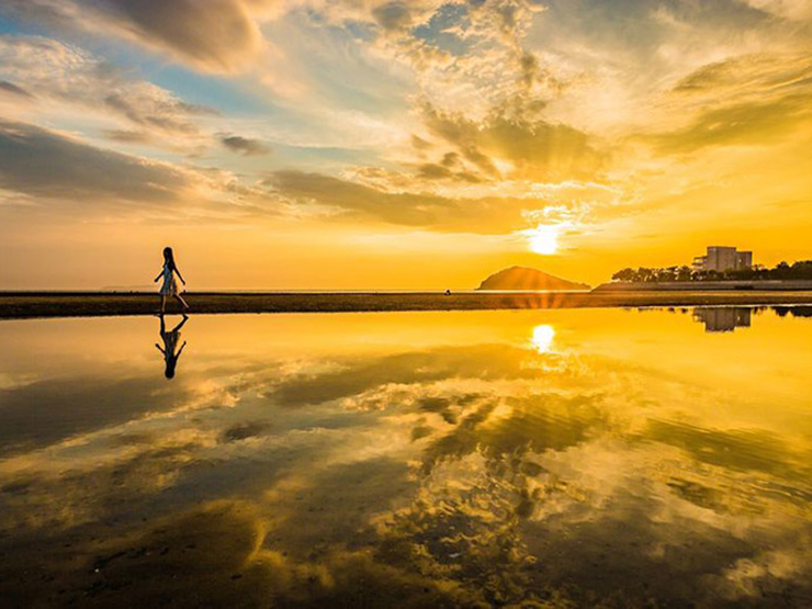 Bãi biển gương kỳ lạ ở Nhật Bản, giới trẻ đua nhau tới sống ảo