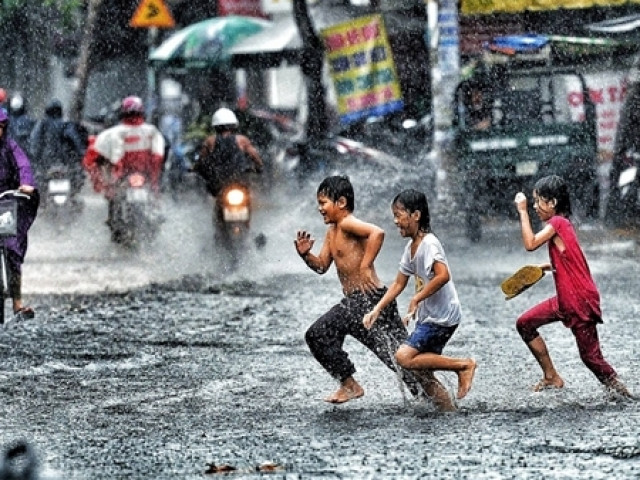 Mưa lớn khắp cả nước, đề phòng tố lốc và gió giật mạnh