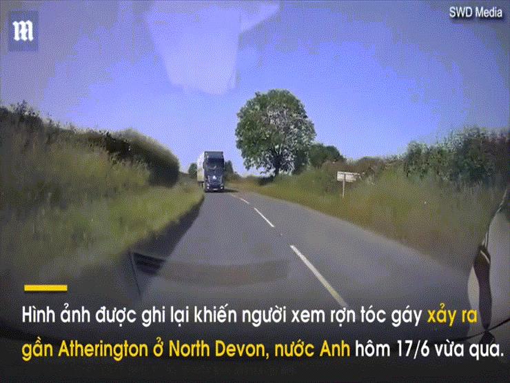 Video: Tài xế xe đánh lái ”thần sầu” tránh cú đâm trực diện