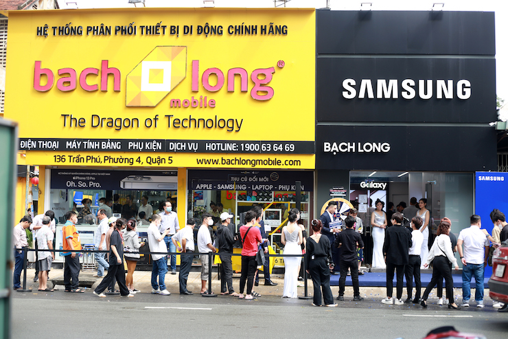 Dòng người xếp hàng chờ tham gia vòng quay may mắn, mừng khai trương Samsung Premium Store đầu tiên thuộc hệ thống Bạch Long Mobile.