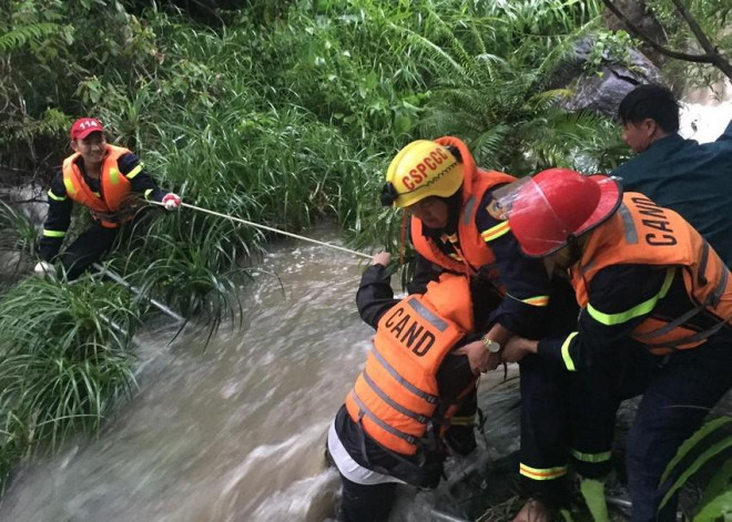 Lực lượng cứu hộ tiếp cận hiện trường, đưa thang, dây qua suối để giải cứu 23 em học sinh bị mắc kẹt. Ảnh: CA