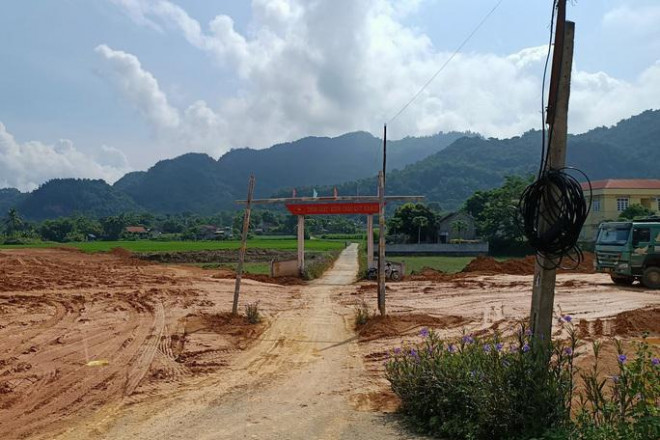 Con đường làng dẫn vào thôn Giát, nơi có 155 hộ dân đang sinh sống, cắt qua mặt bằng khu dân cư