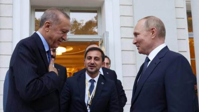 Tổng thống Nga Putin (phải) và người đồng cấp Thổ Nhĩ Kỳ Erdogan đã có cuộc hội đàm kéo dài 4 tiếng hôm 5-8. Ảnh: AP