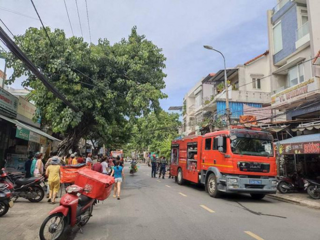 Lực lượng chức năng tích cực chữa cháy