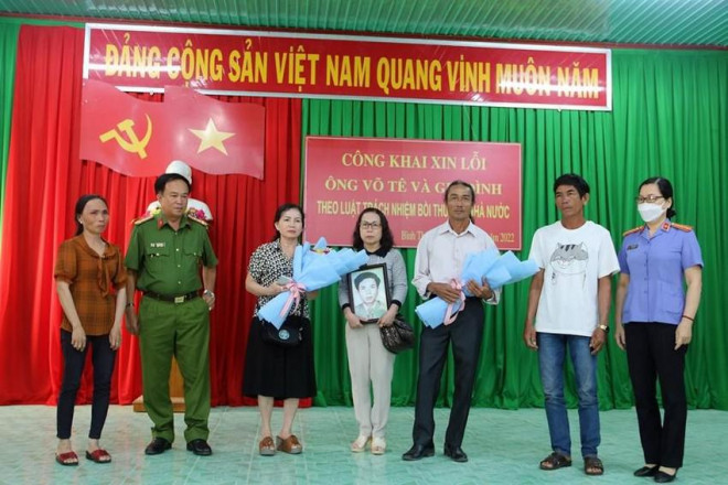Đại diện Công an và VKSND tỉnh Bình Thuận xin lỗi gia đình ông Võ Tê. Ảnh CT.